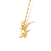 Aretes largos con cabeza de antílope vista cercana